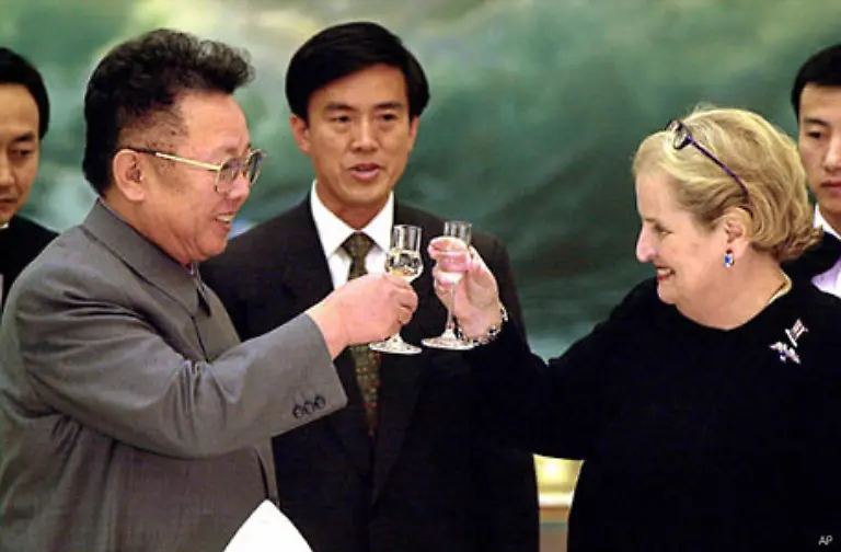 Kim-hat-international-an-Kredit-verspielt-In-Erinnerung-ist-noch-der-Besuch-der-ehemaligen-US-Aussenministerin-Madeleine-Albright-im-Jahr-2000-in-Pjoengjang