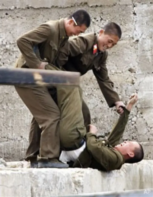 Noch-gibt-es-an-der-gemeinsamen-Grenze-keine-Spannungen-Von-der-chinesischen-Grenzstadt-Dandong-aus-fotografierte-nordkoreanische-Soldaten