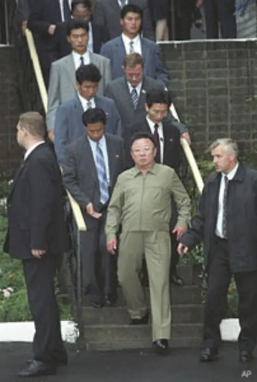 Kim-mit-seinen-Bodyguards-in-Wladiwostok