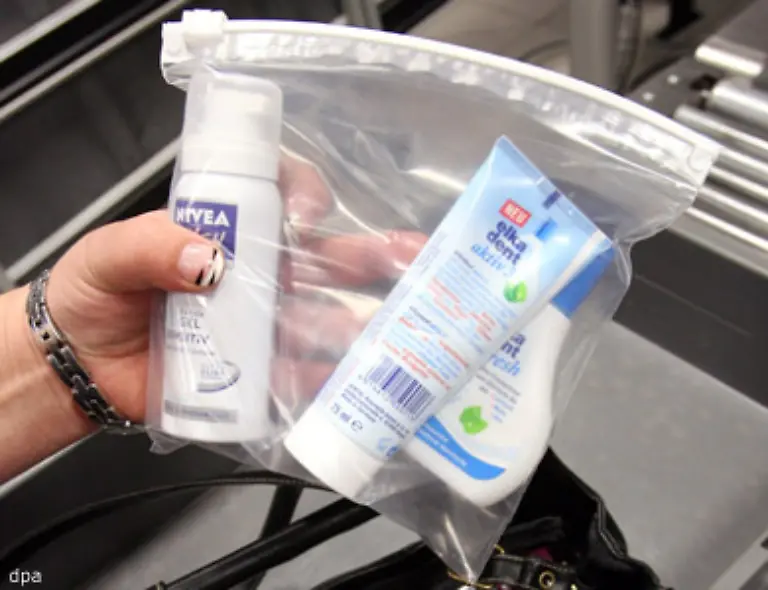 und-wieder-verschliessbaren-Plastikbeutel-passen-Dieser-wiederum-darf-hoechstens-ein-Volumen-von-einem-Liter-haben-Einfache-Plastikbeutel-die-beispielsweise-mit-Gummibaendern-verschlossen-werden-sind-nicht-erlaubt