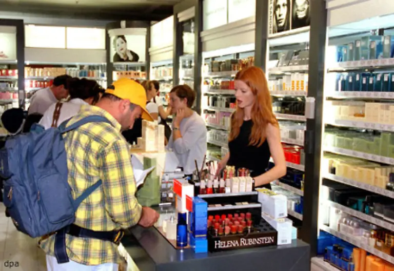 Und-noch-eine-Besonderheit-Nach-dem-Passieren-der-Sicherheitskontrolle-duerfen-etwa-in-Duty-Free-Shops-Getraenke-und-Parfuems-gekauft-und-auch-mit-an-Bord-genommen-werden-Und-zwar-zusaetzlich-zu-den-kleinen-Flaeschchen-im-Ein-Liter-Beutel