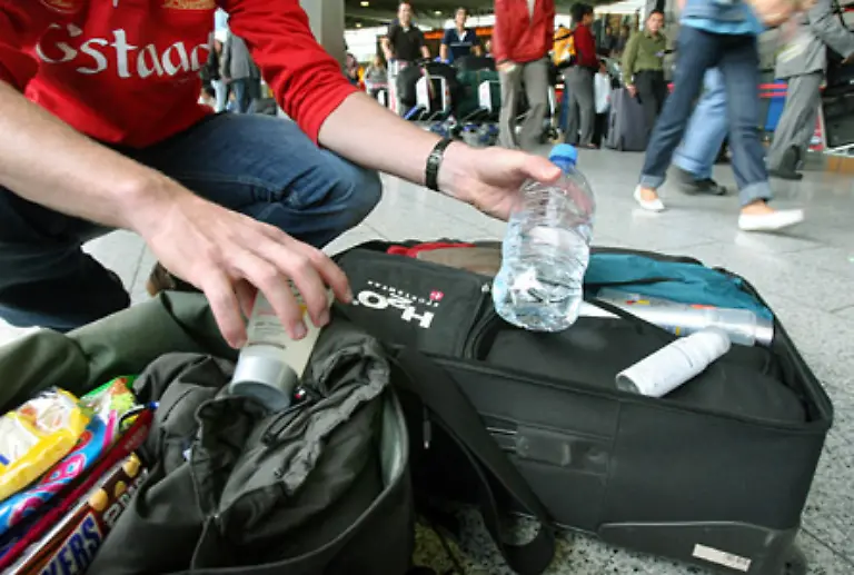 Und-im-aufzugebenden-Gepaeck-duerfen-auch-weiterhin-Fluessigkeiten-in-beliebiger-Menge-mitgenommen-werden