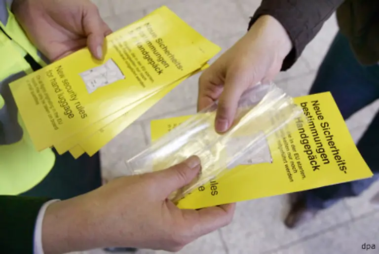 Flughafen-Angestellte-verteilten-Broschueren-und-Plastikbeutel
