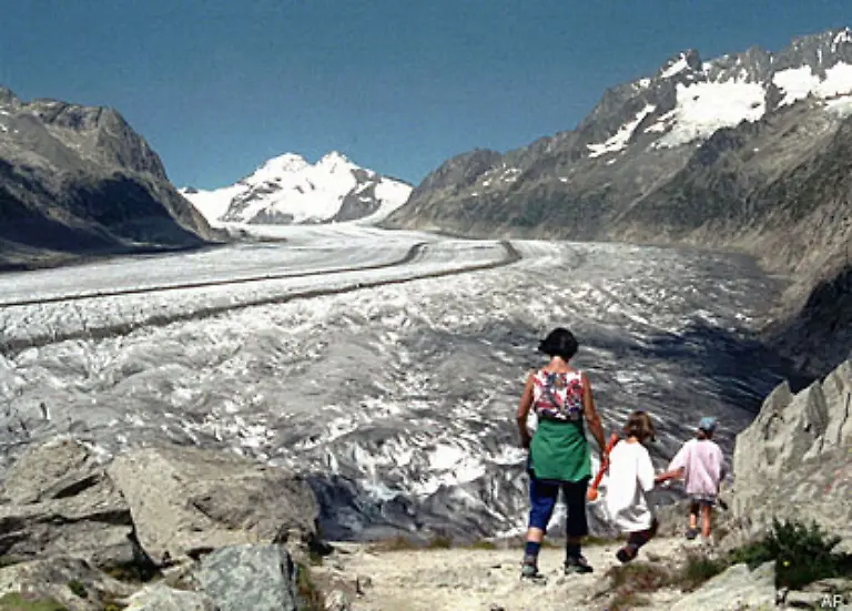 Der-Aletsch-Gletscher-mit-23-km-der-maechtigste-Eisstrom-der-Alpen-zog-sich-seit-seinem-Hoechststand-im-19-Jahrhundert-um-drei-Kilometer-zurueck