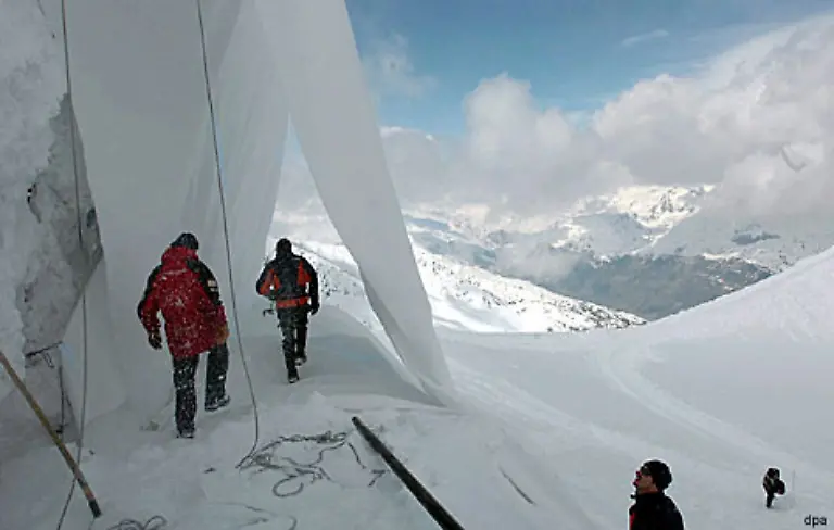 Um-den-Eisschwund-etwas-zu-bremsen-werden-einige-Gletscher-im-Sommer-mit-Planen-abgedeckt