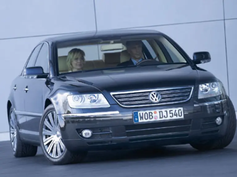 Der-Phaeton-wildert-im-Revier-von-Siebener-BMW-S-Klasse-und-Audi-A8-Er-gilt-zwar-als-tolles-Auto-leidet-aber-trotzdem-unter-dem-Image-ein-zu-gross-geratener-Passat-und-eben-ein-VW-zu-sein