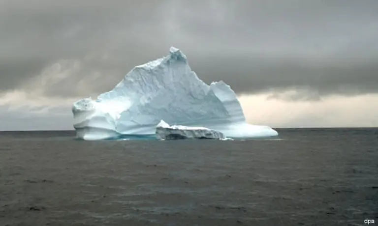 Die-meterdicke-schwimmende-Eisschicht-der-Arktis-verfluessigt-sich