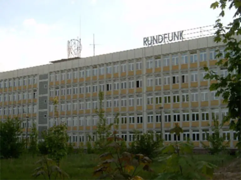 Nach-einer-Beschaeftigung-als-Journalist-fuer-Rundfunksender-in-Moskau-und-Berlin-wechselte-Wolf-1949-zur-DDR-Mission-in-Moskau