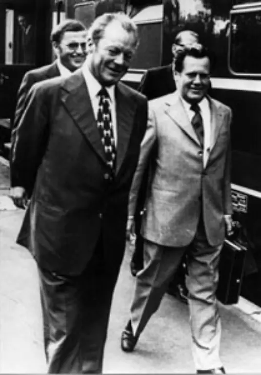 Dessen-Enttarnung-fuehrte-im-Mai-1974-zum-Sturz-des-damaligen-Bundeskanzlers-Willy-Brandt-im-Bild-Guillaume-rechts-neben-Brandt