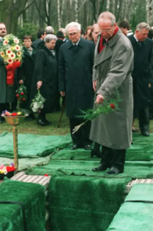 Mit-einer-Rose-nahm-Wolf-Abschied-von-Guillaume-nachdem-dieser-am-10-April-1995-verstorben-war