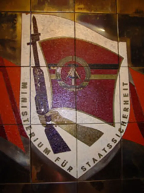 1986-quittierte-Wolf-auf-eigenen-Wunsch-den-Dienst-beim-Ministerium-fuer-Staatssicherheit
