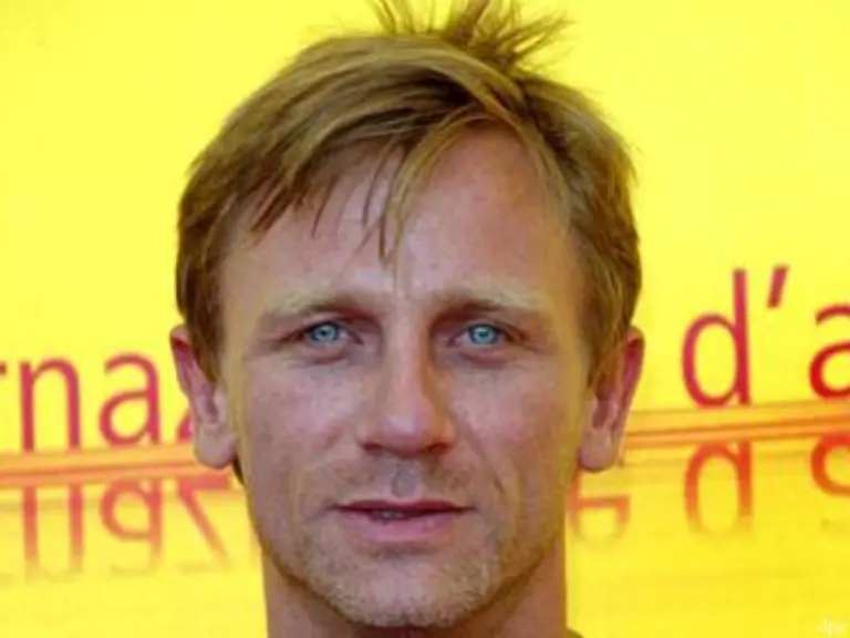 Dabei-hatte-Craig-vorher-noch-grosse-Toene-gespuckt-Er-wolle-den-Film-Agenten-in-Casino-Royale-verletzlicher-aber-auch-brutaler-verkoerpern-Obwohl-wenn-man-es-sich-genau-ueberlegt-es-war-brutal-und-nun-ist-er-verletzt