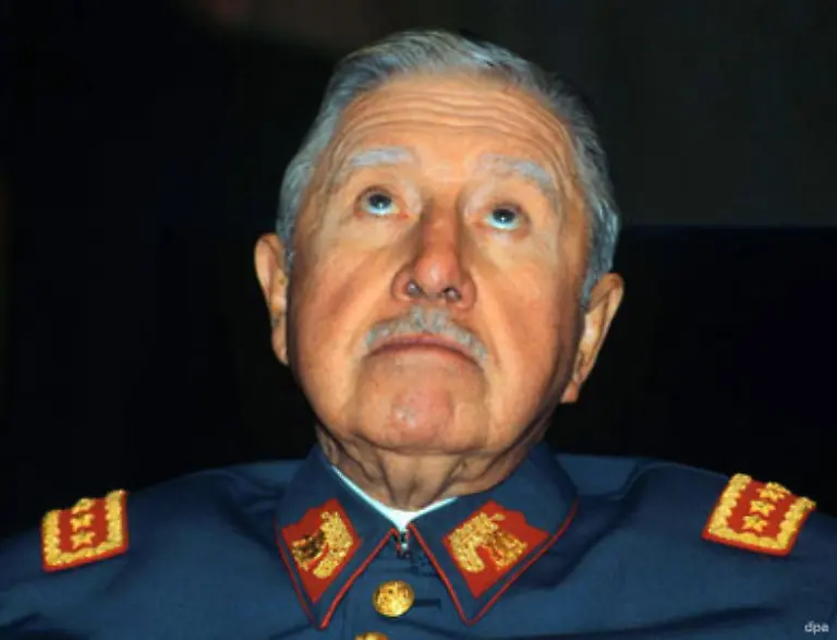 In-Chile-regierte-Augusto-Pinochet-nach-einem-blutigen-Putsch-gegen-die-Regierung-von-Salvador-Allende-im-Jahr-1973-Tausende-Menschen-starben-in-den-Kerkern-seiner-Militaerjunta-Seit-Pinochets-Abdankung-1990-gibt-es-in-dem-suedamerikanischen-Land-eine-parlamentarische-Demokratie