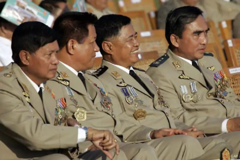 Die-Fuehrung-der-Militaerjunta-in-Rangun-Yangon-laesst-Oppositionelle-verfolgen-und-einsperren-Das-Ergebnis-der-Wahlen-von-1990-die-die-oppositionelle-Liga-fuer-Demokratie-NLD-gewann-wurde-von-der-Junta-nicht-anerkannt-Die-Wahlen-wurden-fuer-ungueltig-erklaert
