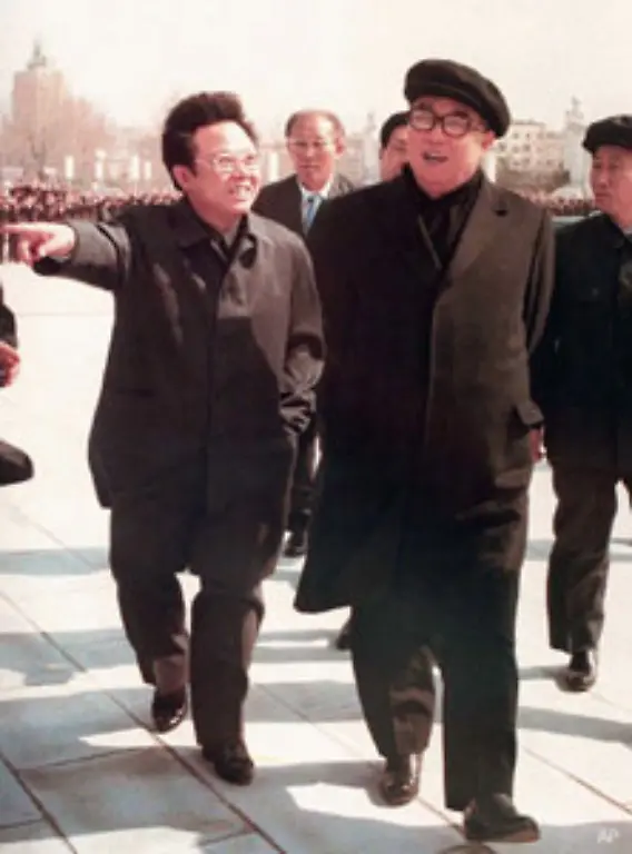 Beide-Diktatoren-betrieben-bzw-betreiben-eine-Abschottung-des-Landes-nach-aussen-Juche-Selbstvertrauen-ist-die-bestimmende-Ideologie