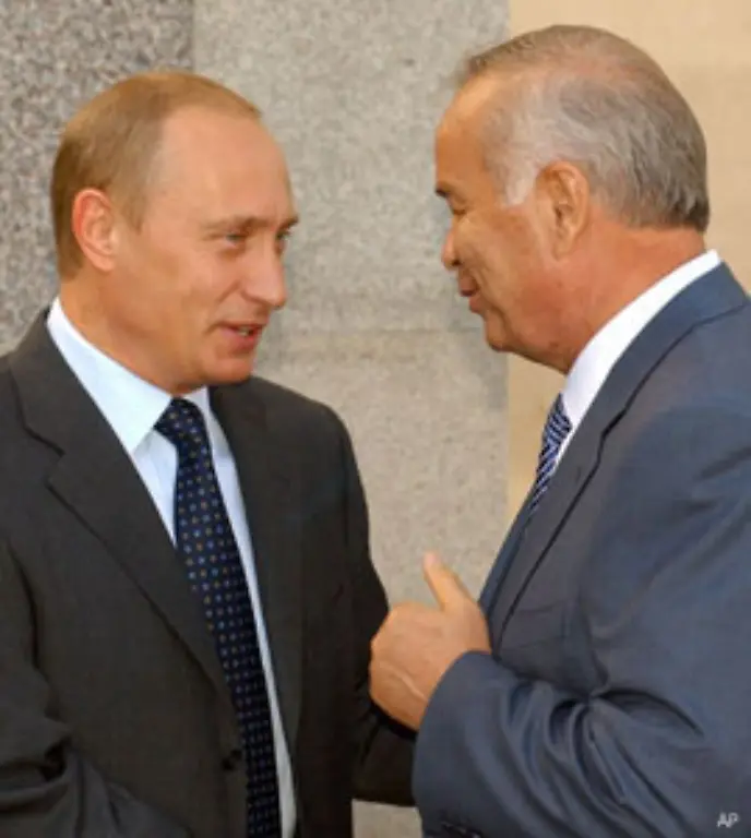 Die-EU-hatte-wegen-der-blutigen-Niederschlagung-des-Aufstands-in-der-Stadt-Andischan-im-Mai-2005-ein-Waffenembargo-gegen-Usbekistan-verhaengt-Karimow-hier-mit-Russlands-Staatschef-Wladimir-Putin-zeigt-sich-bislang-unbeeindruckt