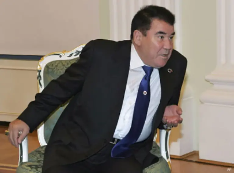 In-Turkmenistan-herrschte-bis-vor-kurzem-ein-bizarrer-Personenkult-um-den-Praesidenten-Saparmurat-Nijasow-Er-liess-sich-Turkmenbaschi-Vater-der-Turkmenen-nennen-Turkmenistan-ist-eines-der-repressivsten-und-abgeschlossensten-Laender-der-Welt-so-die-Organisation-Human-Rights-Watch