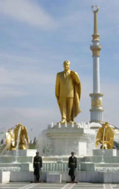 Eine-goldene-Statue-des-Turkmenbaschi-in-der-Hauptstadt-Aschchabad-In-seinem-Buch-Ruhnama-Buch-der-Weisheit-empfiehlt-Nijasow-seinen-Untertanen-Der-Turkmene-soll-sich-nicht-gierig-auf-das-Essen-stuerzen-Das-Buch-ist-natuerlich-Pflichtlektuere-in-Turkmenistan
