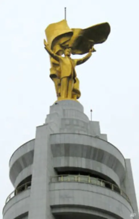 Eine-tonnenschwere-Statue-des-Turkmenbaschi-auf-dem-Bogen-der-Neutralitaet-in-Aschchabad-Sie-dreht-sich-in-95-Metern-Hoehe-um-die-eigene-Achse-Das-Gesicht-des-Diktators-ist-immer-der-Sonne-zugewandt