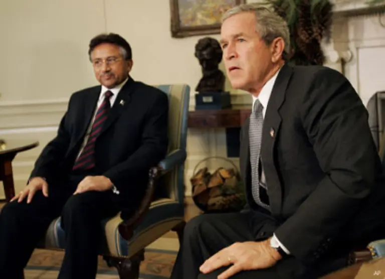 Sein-Land-spielt-als-Nachbar-Afghanistans-eine-Schluesselrolle-im-Kampf-gegen-den-Terrorismus-Musharraf-ging-nach-den-Anschlaegen-vom-11-September-2001-eine-Allianz-mit-den-USA-ein-Das-ist-ein-innenpolitischer-Drahtseilakt-fuer-ihn
