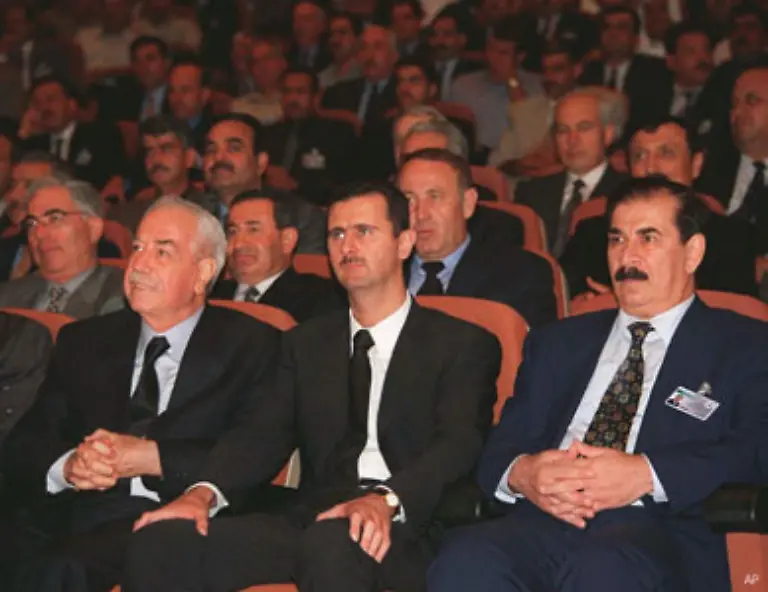 Praesident-ist-seit-Sommer-2000-Baschar-al-Assad-Mit-ihm-verbundene-Hoffnungen-auf-eine-Demokratisierung-wurden-enttaeuscht-Al-Assad-wird-von-alten-Kadern-der-regierenden-Baath-Partei-an-der-Umsetzung-von-Reformen-gehindert