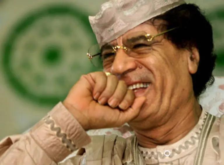 Revolutionsfuehrer-Muammar-al-Gaddafi-ist-seit-1969-Libyens-starker-Mann-Offiziell-bekleidet-er-kein-staatliches-Amt-In-letzter-Zeit-oeffnete-sich-Libyen-2005-wurde-das-beruechtigte-Volksgericht-abgeschafft