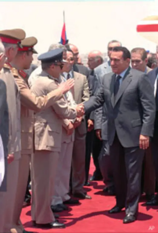 Aegyptens-Praesident-Hosni-Mubarak-ist-wegen-der-wichtigen-strategischen-Lage-seines-Landes-ein-Haetschelkind-des-Westens-Er-ist-seit-1981-im-Amt-Oppositionelle-Kandidaten-wurden-bei-den-Praesidentenwahlen-massiv-behindert-Mubarak-machen-die-islamistischen-Moslembrueder-zu-schaffen