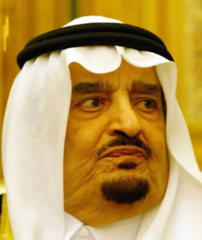 Er-folgte-seinem-kuerzlich-verstorbenen-Bruder-Fahd-auf-den-Thron-Das-ganze-oeffentliche-Leben-im-Land-wird-durch-die-Religionspolizei-ueberwacht-Todesurteile-werden-in-der-Regel-mit-dem-Schwert-vollzogen