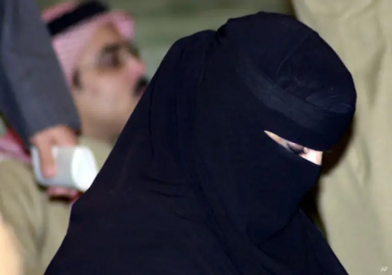 Frauen-haben-in-Saudi-Arabien-nach-wie-vor-viel-weniger-Rechte-als-Maenner-Amnesty-international-spricht-in-diesem-Zusammenhang-von-Menschen-zweiter-Klasse-Politisch-sind-die-saudiarabischen-Frauen-rechtlos