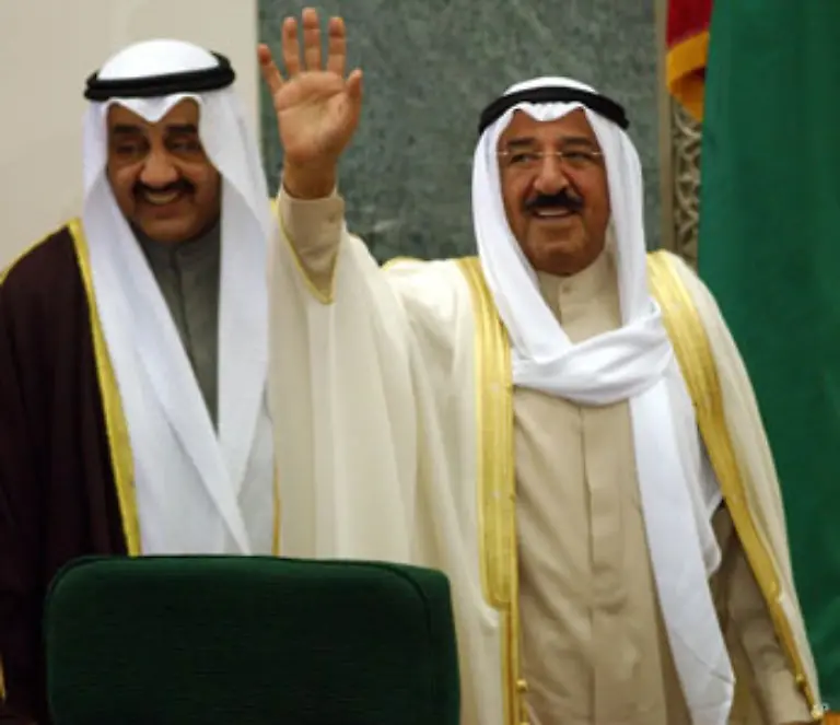 Im-benachbarten-Kuwait-herrscht-der-Familienclan-der-Al-Sabahs-Offiziell-ist-das-Emirat-eine-konstitutionelle-Erbmonarchie-Im-Gegensatz-zu-Saudi-Arabien-besitzen-die-Frauen-in-Kuwait-das-aktive-und-passive-Wahlrecht