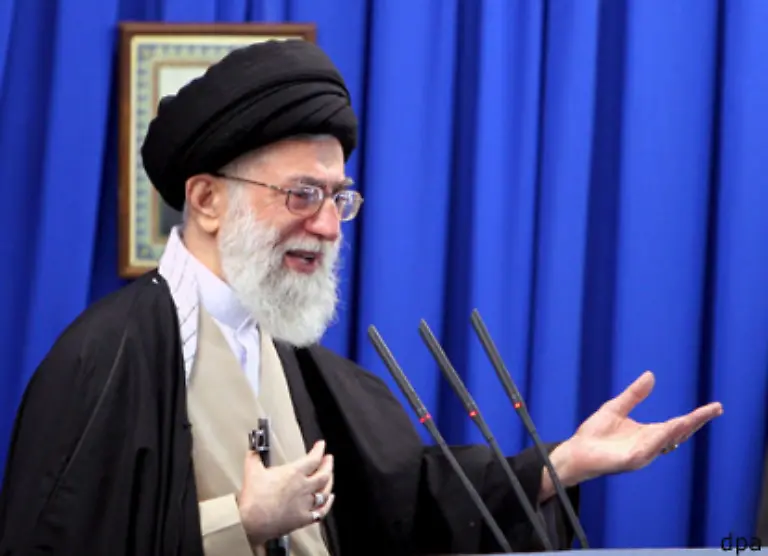 In-der-Islamischen-Republik-Iran-herrscht-ein-Regime-der-schiitischen-Mullahs-Der-geistliche-Fuehrer-Ajatollah-Ali-Khamenei-hat-bei-grundlegenden-politischen-Entscheidungen-das-letzte-Wort-Das-Parlament-in-Teheran-ist-mehrheitlich-mit-seinen-Gefolgsleuten-besetzt