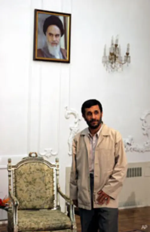 Auch-die-Macht-des-gewaehlten-iranischen-Praesidenten-derzeit-ist-es-Mahmud-Ahmadinedschad-ist-begrenzt-Entscheidungen-des-Staatschefs-koennen-von-Khamenei-rueckgaengig-gemacht-werden