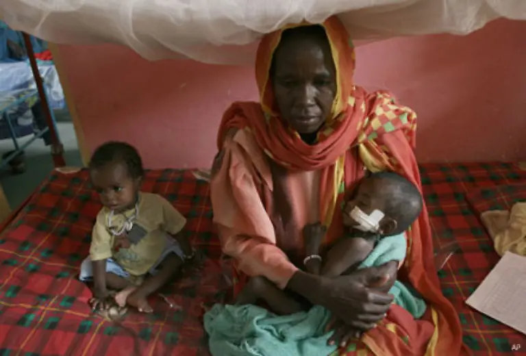 Viele-Menschen-verloren-in-Darfur-ihre-Heimat-Sie-fristen-ein-Dasein-in-Fluechtlingslagern-Eine-grosse-Anzahl-von-ihnen-floh-in-den-benachbarten-Tschad