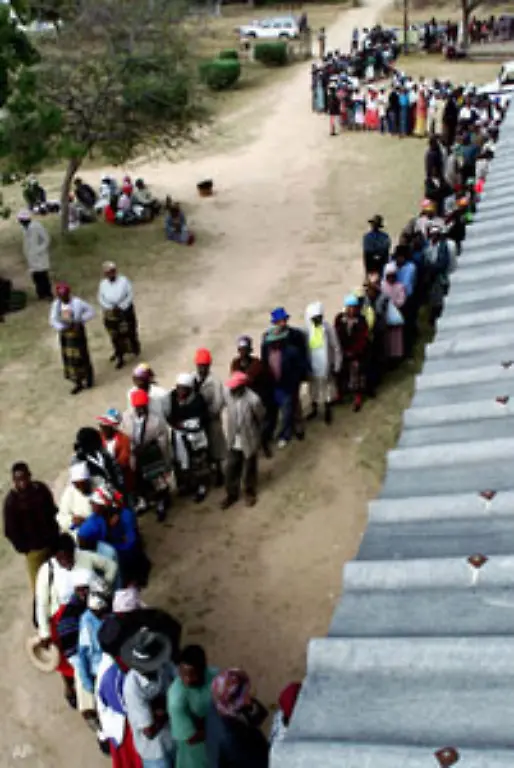 Dieses-Bild-truegt-Buerger-des-suedafrikanischen-Staates-Simbabwe-bei-der-Wahl-Seit-Jahren-sind-sie-verstaerkten-Repressionen-des-Regimes-in-Harare-ausgesetzt