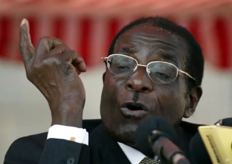 Seit-1980-ist-der-ehemalige-Befreiungskaempfer-Robert-Mugabe-Simbabwes-Praesident-Der-ehemalige-Hoffnungstraeger-avancierte-zum-Diktator-Oppositionelle-werden-mundtot-gemacht-Im-Land-verbliebene-weisse-Farmer-werden-mit-Gewalt-enteignet