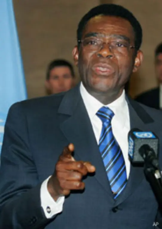 Offiziell-hat-Aequatorial-Guinea-eine-parlamentarische-Demokratie-Nguemas-Demokratische-Partei-dominiert-das-Parteiensystem-Der-Staatschef-stuetzt-sich-auf-Armee-und-paramilitaerische-Gruppen