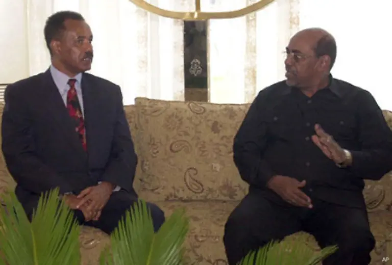 Isayas-Afewerki-links-im-Gespraeche-mit-Sudans-Machthaber-Al-Baschir-ist-Praesident-und-Ministerpraesident-des-Landes-Die-Wirtschaft-Eritreas-ist-durch-staendige-militaerische-Auseinandersetzungen-mit-Aethiopien-geschwaecht