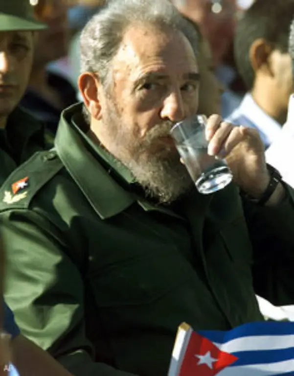 Gegen-Ende-der-1960er-Jahre-erfolgte-eine-verstaerkte-Hinwendung-Kubas-zur-Sowjetunion-Unter-Castro-entstand-beguenstigt-auch-durch-die-Blockadepolitik-der-USA-eine-kommunistische-Diktatur-Regierungsgegner-wurden-eingekerkert-viele-Kubaner-flohen-in-die-USA