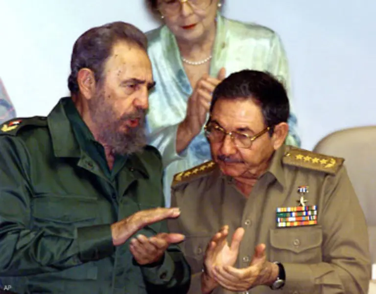 Auf-Grund-einer-schweren-Krankheit-gab-Fidel-Castro-am-31-Juli-2006-seine-Amtsgeschaefte-voruebergehend-an-seinen-Bruder-Raul-ab