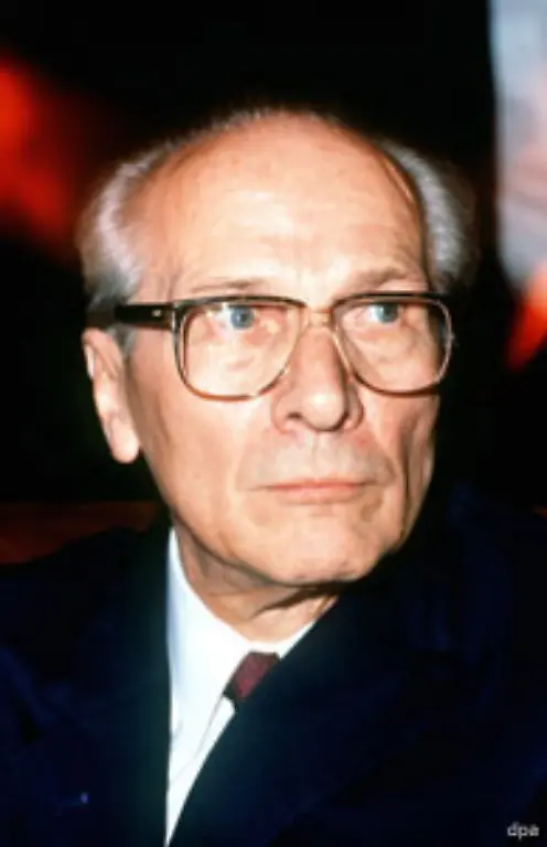 Und-auch-die-Deutschen-in-der-DDR-schafften-die-Wende-hin-zur-Demokratie-Im-Oktober-1989-musste-SED-Chef-Erich-Honecker-abtreten