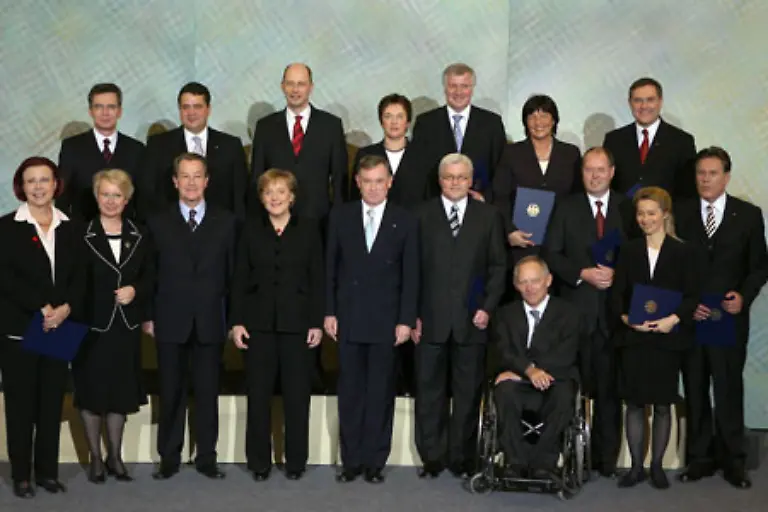 Mit-grossen-Erwartungen-legt-die-grosse-Koalition-aus-SPD-und-Union-vor-einem-Jahr-los-Kanzlerin-Merkel-und-ihr-Erster-Offizier-Vize-Kanzler-Franz-Muentefering-starten-zuversichtlich-in-die-raue-See-der-Reformen