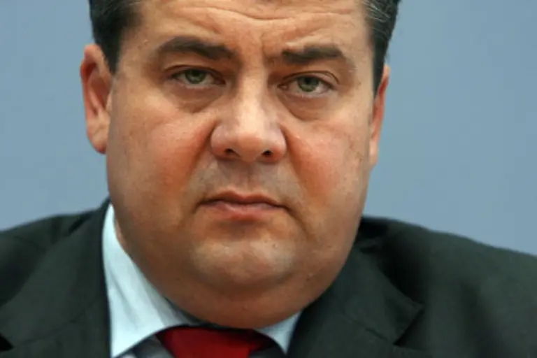 Umweltminister-Sigmar-Gabriel-SPD-Er-profiliert-sich-zunaechst-als-Verteidiger-des-Atomausstiegs-und-somit-als-Gegenpart-zu-Wirtschaftsminister-Glos-Im-Kampf-gegen-hohe-Strompreise-liefern-sich-die-beiden-inzwischen-scharfe-Duelle