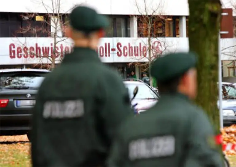 Mit-Gewehren-Sprengfallen-und-Rauchbomben-hat-ein-18-Jaehriger-im-westfaelischen-Emsdetten-seine-fruehere-Realschule-ueberfallen