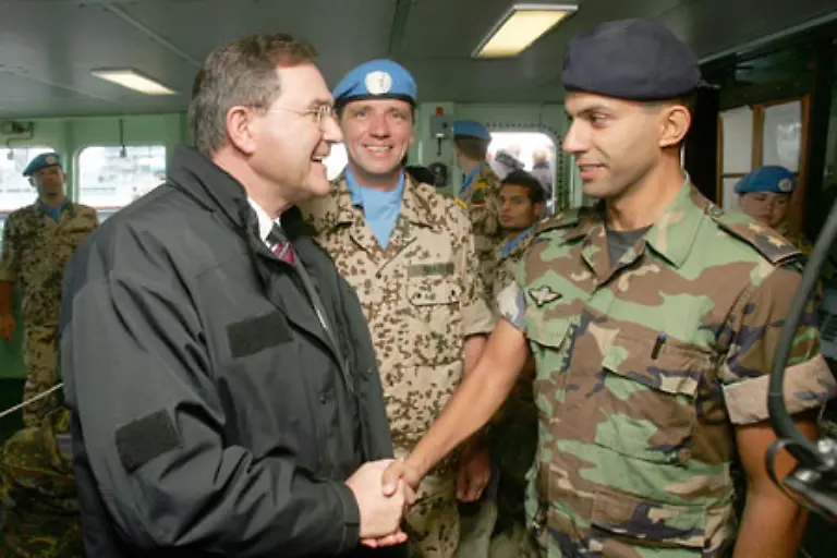 Im-Kabinett-muss-er-jedoch-auch-ein-grosses-Arbeitspensum-bewaeltigen-Neu-im-Amt-muss-er-den-Kongo-Einsatz-der-Bundeswehr-stemmen-Und-nur-wenige-Wochen-spaeter-steht-der-bewaffnete-Einsatz-der-Bundeswehr-im-Libanon-vor-der-Tuer