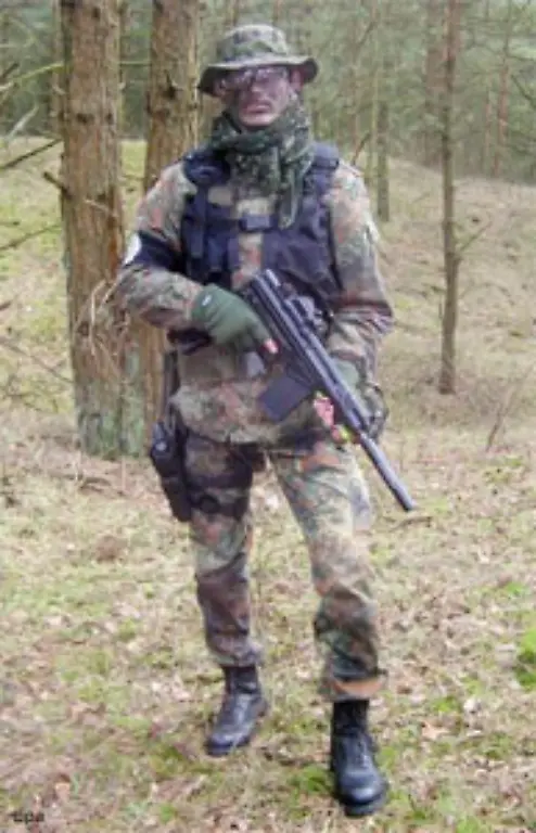 Der-18-Jaehrige-der-eine-Gasmaske-trug-war-am-Vormittag-mit-zwei-abgesaegten-Gewehren-und-Sprengfallen-am-Guertel-zur-Pause-auf-dem-Schulhof-erschienen-und-hatte-einen-Schueler-angeschossen