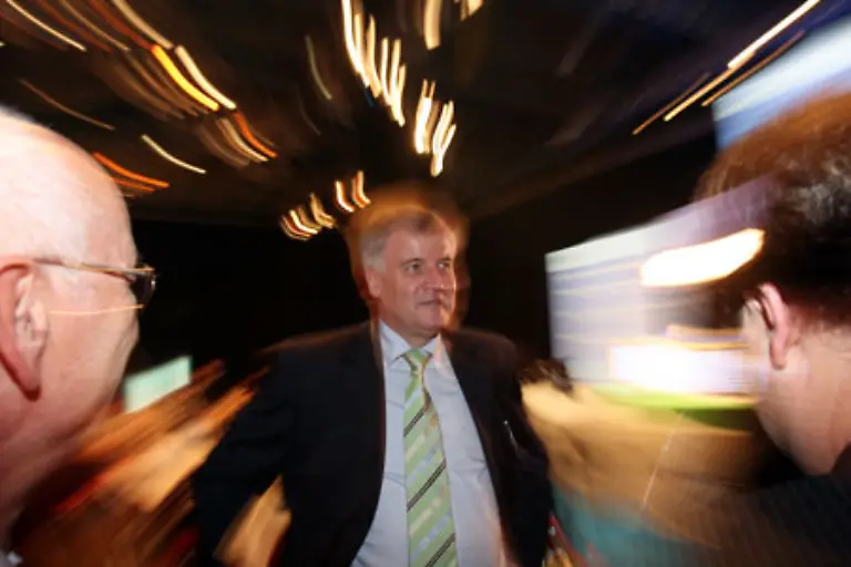 Verbraucherschutzminister-Horst-Seehofer-CSU-Im-ersten-Jahr-muss-er-sich-vor-allem-als-Krisenmanager-bewaehren-Auf-den-Gammelfleisch-Skandal-und-die-Vogelgrippe-reagiert-er-mit-schaerferen-Gesetzen-Kontrollen-und-Auskunftsrechten