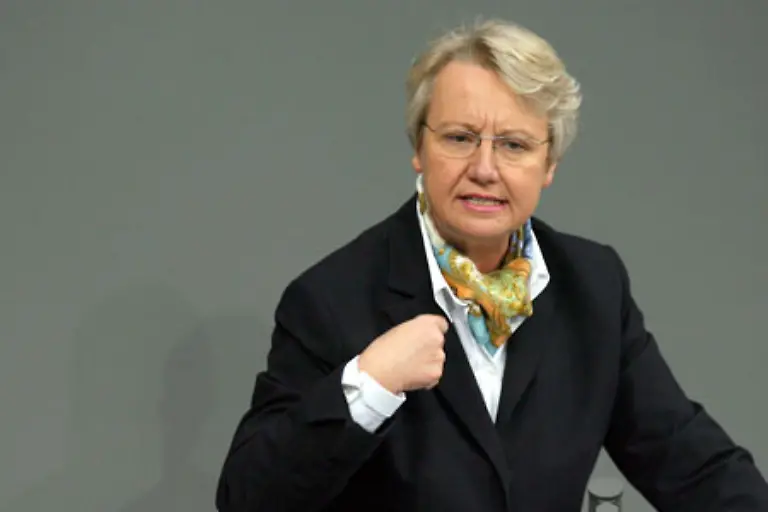 Bildungsministerin-Annette-Schavan-CDU-Obwohl-Kanzlerin-Merkel-die-Bereiche-Forschung-Entwicklung-und-Bildung-zu-einem-Schwerpunkt-ihrer-Amtszeit-erklaert-und-ihre-enge-Vertraute-Schavan-damit-betraut-bleibt-die-Ressortchefin-bisher-im-Hintergrund