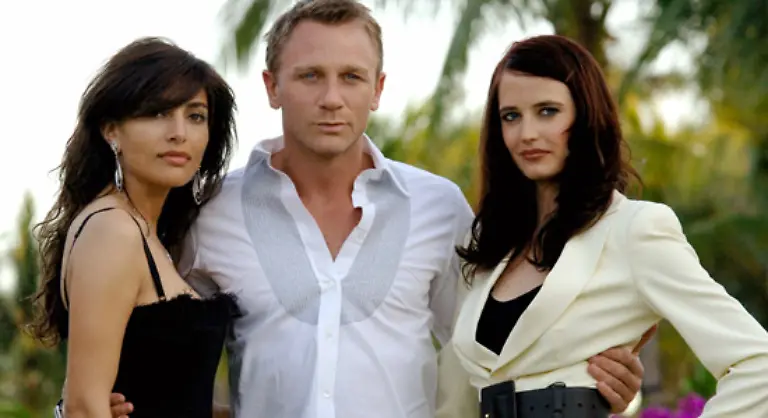 James-Bond-hat-wirklich-alle-Haende-voll-zu-tun