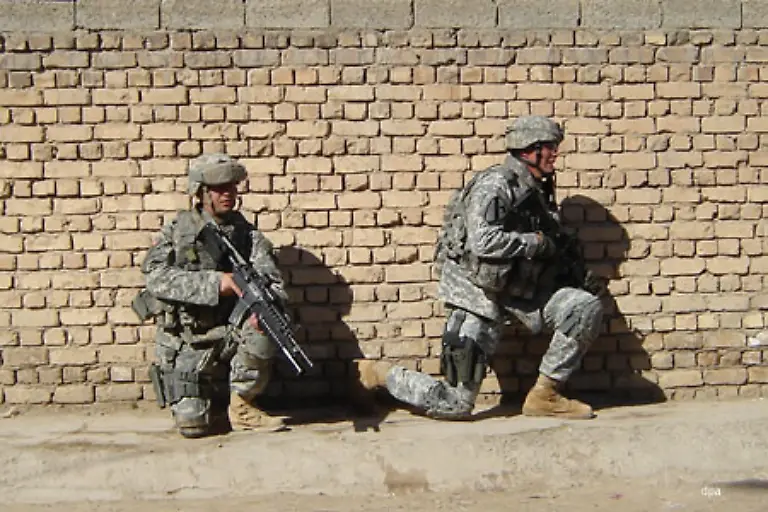 amerikanischen-Truppen-die-dem-Irak-Demokratie-und-Sicherheit-bringen-sollten-stehen-mit-dem-Ruecken-zur-Wand-Noch-wollen-die-USA-sich-engagieren-aber-die-Forderungen-nach-einem-kompletten-Rueckzug-sind-laut-im-eigenen-Land