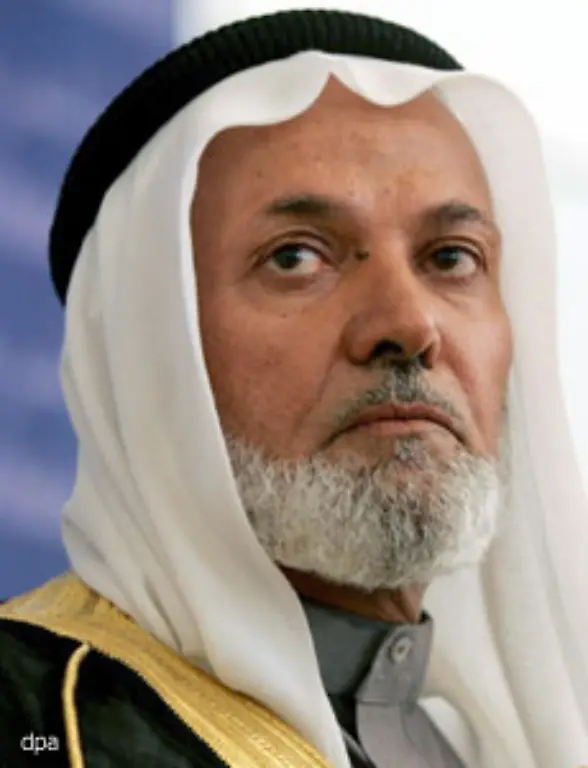 Anders-als-Harith-Dhari-Dem-Anfuehrer-der-Association-of-Muslim-Scholars-AMS-wirft-die-irakische-Regierung-Anstiftung-zur-Gewalt-gegen-Schiiten-und-Amerikaner-vor-Shari-bestreitet-dies-jedoch-gibt-es-Geruechte-um-einen-moeglichen-Haftbefehl-Dhari-haelt-sich-allerdings-zurzeit-in-Jordanien-auf